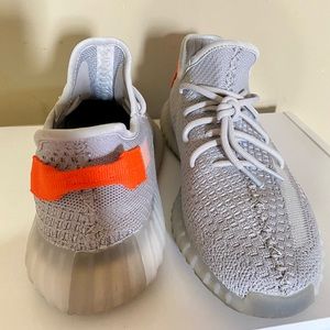 Adidas Yeezy Boost 350 V2
Tail Light